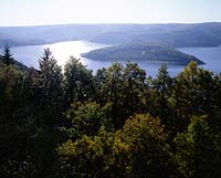 Rur, Rurstausee, Rurtalsperre, Schwammenauel, Kreis Aachen, Kreis Düren, Eifel, Blick auf See, Talsperre und Landschaft im Frueh Herbst, Früh Herbst, Frühherbst