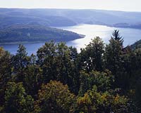 Rur, Rurstausee, Rurtalsperre, Schwammenauel, Kreis Aachen, Kreis Düren, Eifel, Blick auf See, Talsperre und Landschaft im Frueh Herbst, Früh Herbst, Frühherbst