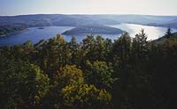 Rur, Rurstausee, Rurtalsperre, Schwammenauel, Kreis Aachen, Kreis Düren, Eifel, Blick auf See, Talsperre und Landschaft im Frueh Herbst, Früh Herbst, Frühherbst