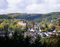 Schleiden, Kreis Euskirchen, Eifel, Blick auf die Stadt und Herbstlandschaft