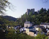 Schoenecken, Schönecken, Landkreis Eifelkreis Bitburg-Prüm, Verbandsgemeinde Prüm, Eifel, Blick zur Burg Schoenecken und Ortsblick