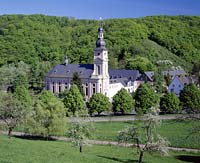 Springiersbach, Bengel, Mosel, Landkreis Bernkastel-Wittlich, Verbandsgemeinde Kröv-Bausendorf, Eifel, Blick auf Kloster, Klosterkirche, Augustinerkloster und Landschaft im Frühling, Fruehling
