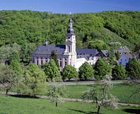 Springiersbach, Bengel, Mosel, Landkreis Bernkastel-Wittlich, Verbandsgemeinde Krv-Bausendorf, Eifel, Blick auf Kloster, Klosterkirche, Augustinerkloster und Landschaft im Frhling, Fruehling