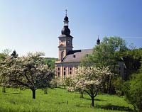 Springiersbach, Bengel, Mosel, Landkreis Bernkastel-Wittlich, Verbandsgemeinde Kröv-Bausendorf, Eifel, Blick auf Kloster, Klosterkirche, Augustinerkloster und Landschaft im Frühling, Fruehling