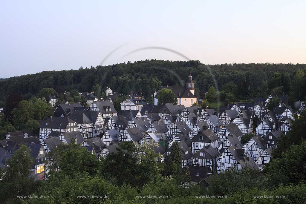 Freudenberg Fotoblick Alter Flecken, Blick auf die Altstadt mit den historischen Fachwerkhauesern in Abenstimmung mit illuminierter Pfarrkirche, evangelische Kirche,  der Alte Flecken ist die ganz in Fachwerkbauweise errichtete Innenstadt Freudenbergs. Sie gibt einen Eindruck von einer Kleinstadt aus dem 17. Jahrhundert. Der Alte Flecken wurde in den Kulturatlas des Landes Nordrhein-Westfalen als von internationaler Bedeutung aufgenommen; View to romantic historical oldtown of Freudenberg with a lot of framework houses and the evangelic church with illumination in evening light