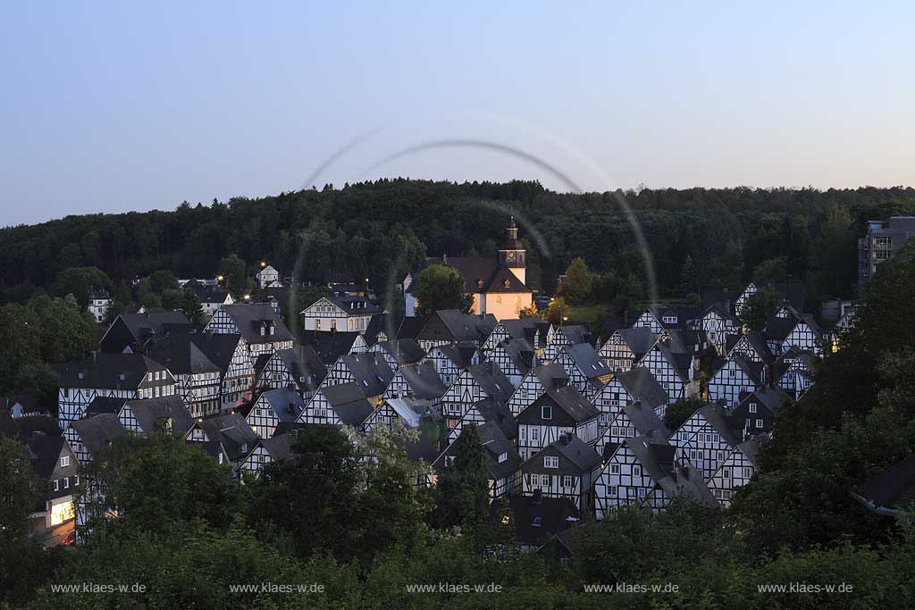 Freudenberg Fotoblick Alter Flecken, Blick auf die Altstadt mit den historischen Fachwerkhauesern in Abenstimmung zur blauen Stunde mit illuminierter Pfarrkirche, evangelische Kirche,  der Alte Flecken ist die ganz in Fachwerkbauweise errichtete Innenstadt Freudenbergs. Sie gibt einen Eindruck von einer Kleinstadt aus dem 17. Jahrhundert. Der Alte Flecken wurde in den Kulturatlas des Landes Nordrhein-Westfalen als von internationaler Bedeutung aufgenommen; View to romantic historical oldtown of Freudenberg with a lot of framework houses and the evangelic church with illumination in evening light