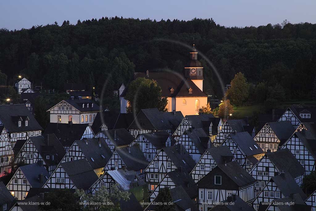 Freudenberg Fotoblick Alter Flecken, Blick auf die Altstadt mit den historischen Fachwerkhauesern in Abenstimmung zur blauen Stunde mit illuminierter Pfarrkirche, evangelische Kirche,  der Alte Flecken ist die ganz in Fachwerkbauweise errichtete Innenstadt Freudenbergs. Sie gibt einen Eindruck von einer Kleinstadt aus dem 17. Jahrhundert. Der Alte Flecken wurde in den Kulturatlas des Landes Nordrhein-Westfalen als von internationaler Bedeutung aufgenommen; View to romantic historical oldtown of Freudenberg with a lot of framework houses and the evangelic church with illumination in evening light