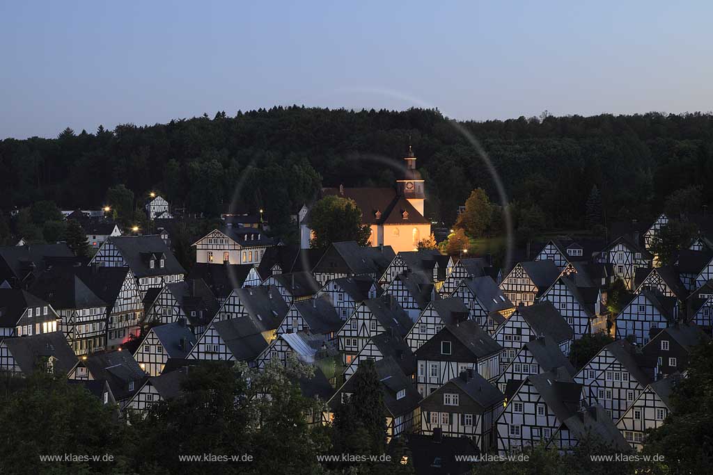 Freudenberg Fotoblick Alter Flecken, Blick auf die Altstadt mit den historischen Fachwerkhauesern in Abenstimmung zur blauen Stunde mit illuminierter Pfarrkirche, evangelische Kirche,  der Alte Flecken ist die ganz in Fachwerkbauweise errichtete Innenstadt Freudenbergs. Sie gibt einen Eindruck von einer Kleinstadt aus dem 17. Jahrhundert. Der Alte Flecken wurde in den Kulturatlas des Landes Nordrhein-Westfalen als von internationaler Bedeutung aufgenommen; View to romantic historical oldtown of Freudenberg with a lot of framework houses and the evangelic church with illumination in evening light