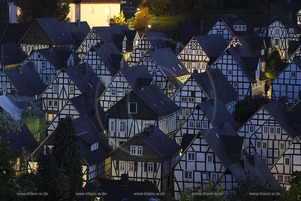 Freudenberg Fotoblick Alter Flecken, Blick auf die Altstadt mit den historischen Fachwerkhauesern in Abenstimmung zur blauen Stunde,  der Alte Flecken ist die ganz in Fachwerkbauweise errichtete Innenstadt Freudenbergs. Sie gibt einen Eindruck von einer Kleinstadt aus dem 17. Jahrhundert. Der Alte Flecken wurde in den Kulturatlas des Landes Nordrhein-Westfalen als von internationaler Bedeutung aufgenommen; View to romantic historical oldtown of Freudenberg with a lot of framework houses in evening light