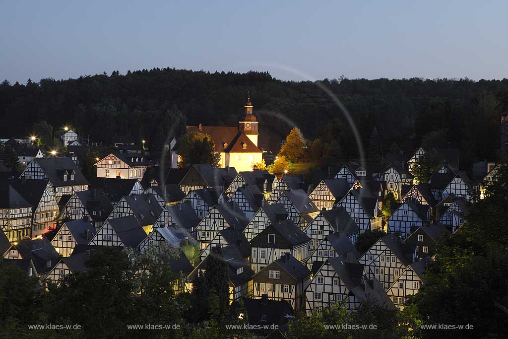 Freudenberg Fotoblick Alter Flecken, Blick auf die Altstadt mit den historischen Fachwerkhauesern in Abenstimmung zur blauen Stunde mit illuminierter Pfarrkirche, evangelische Kirche,  der Alte Flecken ist die ganz in Fachwerkbauweise errichtete Innenstadt Freudenbergs. Sie gibt einen Eindruck von einer Kleinstadt aus dem 17. Jahrhundert. Der Alte Flecken wurde in den Kulturatlas des Landes Nordrhein-Westfalen als von internationaler Bedeutung aufgenommen; View to romantic historical oldtown of Freudenberg with a lot of framework houses and the evangelic church with illumination in evening light