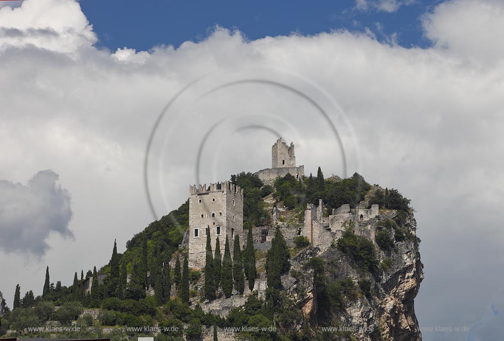 Arco blick zur Burg Arco mit ihren zinnenbekroenten Tuermen zwischen Zypressen mit Wolkenstimmung; Castle Arco the ambattled towers among the cypress trees; Castello Arco le torri merlate tra i cipressi 