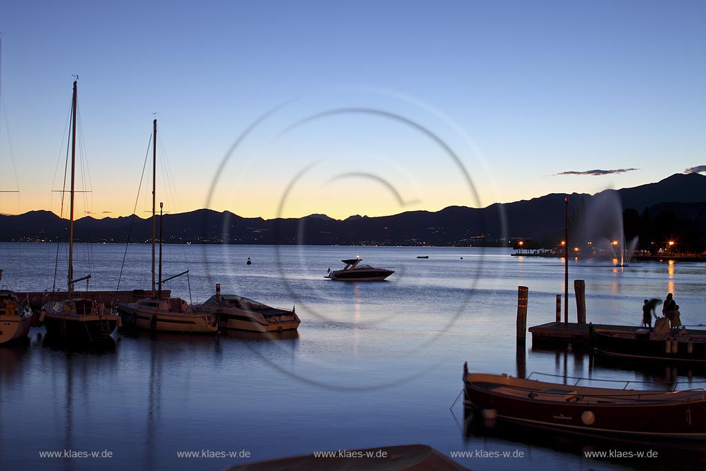 Bardolineo, Abendstimmung nach Sonnenuntergang, Blick vom Hafen ueber den Gardasee mit Booten; Bardoline view from the port at lake garda with boats after sunset;