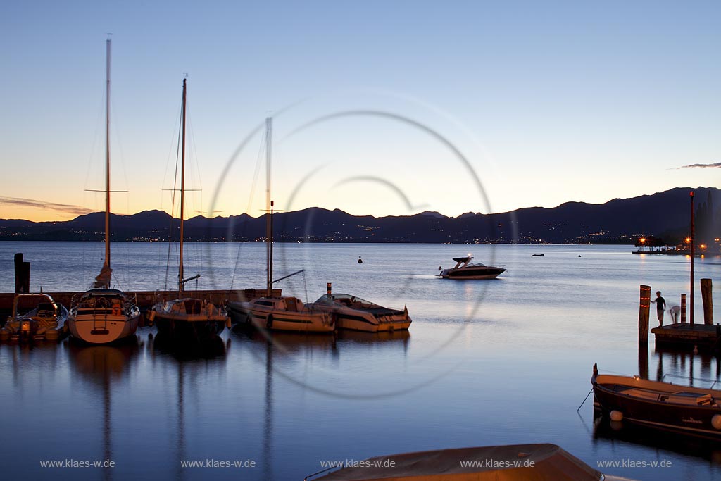 Bardolineo, Abendstimmung nach Sonnenuntergang, Blick vom Hafen ueber den Gardasee mit Booten; Bardoline view from the port at lake garda with boats after sunset;