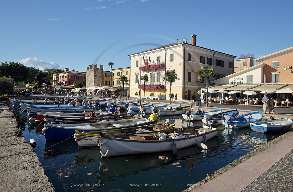 Bardoline am Gardasee, Blick ueber den Hafen mit Fischerbooten und dem mittelalterlichen Turm; Bardolino at Lake Garda view over port with fishin boats and the mediaeval tower; Bardolino centro storice, il portificciale, allietato da barche multicolori, torre medioevale