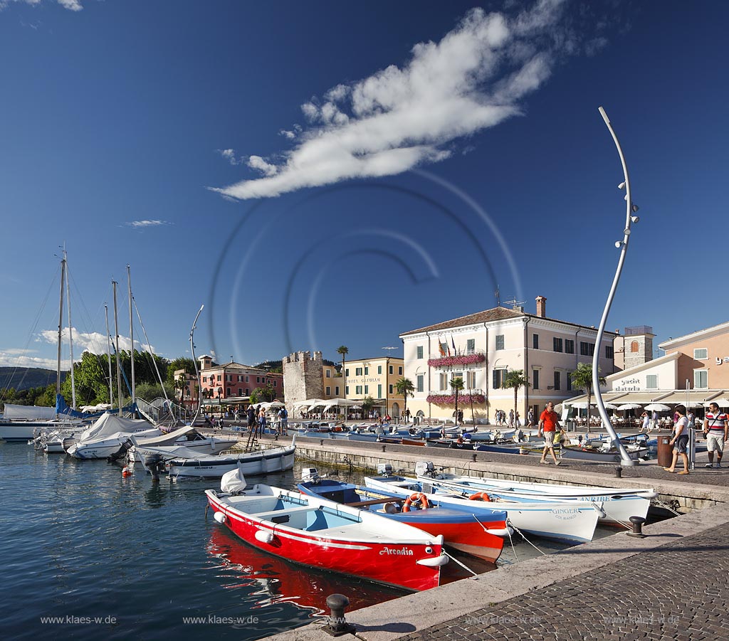 Bardoline am Gardasee, Blick ueber den Hafen mit Fischerbooten und dem mittelalterlichen Turm; Bardolino at Lake Garda view over port with fishin boats and the mediaeval tower; Bardolino centro storice, il portificciale, allietato da barche multicolori, torre medioevale