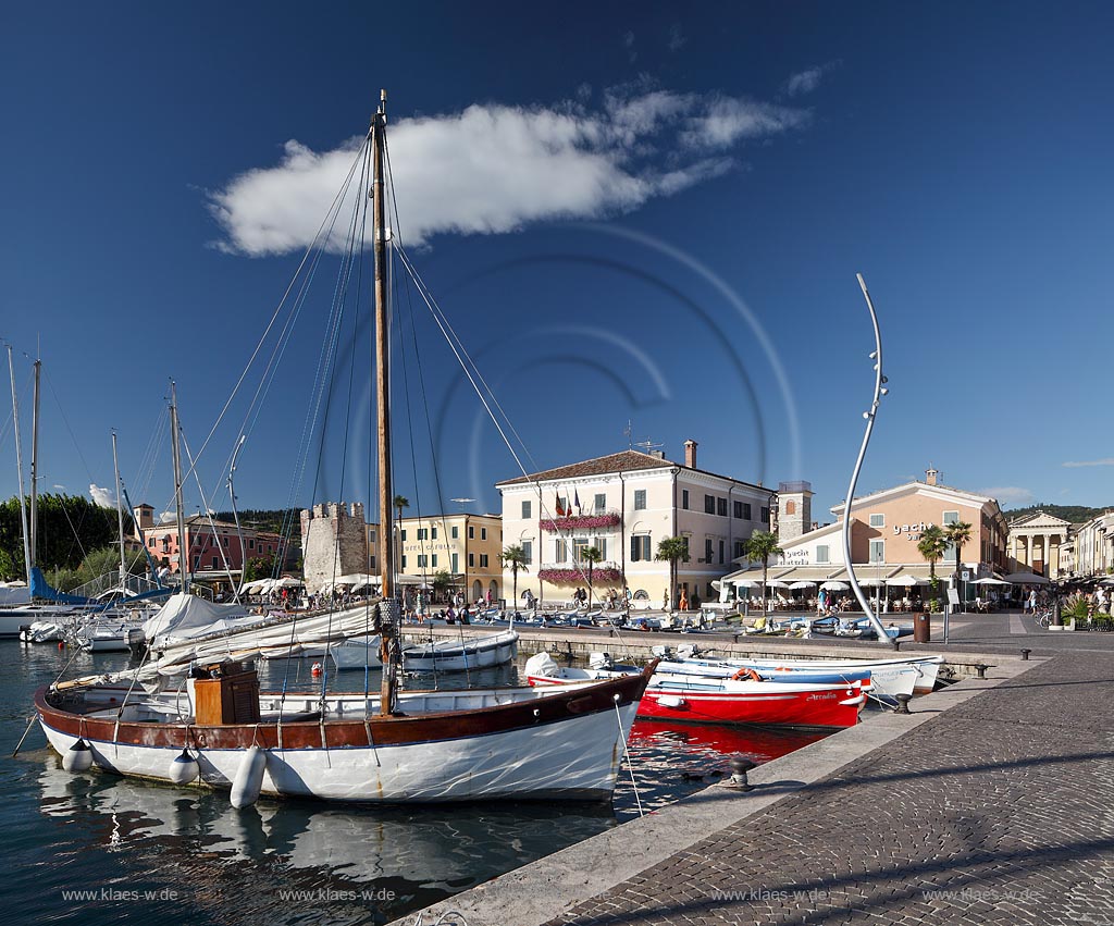 Bardoline am Gardasee, Blick ueber den Hafen mit Fischerbooten und dem mittelalterlichen Turm; Bardolino at Lake Garda view over port with fishin boats and the mediaeval tower; Bardolino centro storice, il portificciale, allietato da barche multicolori, torre medioevale