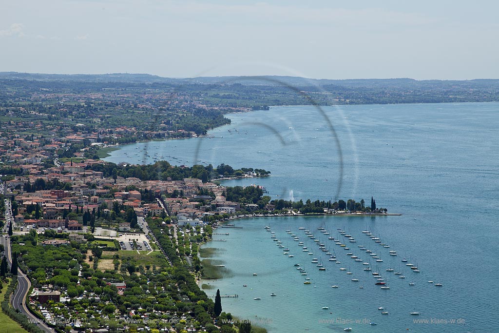Bardolinbo, Blick von Gipfel des Rocca di Garda auf Bardolinos Campingplatz mit Strand, Hafen mit Segelyachten, die Stadt und den Gardasee mit der Bucht von bardolino; Bardolino, view from mountain Roccca di Garda to Bordolinos camping ground with beach, port with motorboats and sailing yachts, the city of Bardolino and Lake Garda