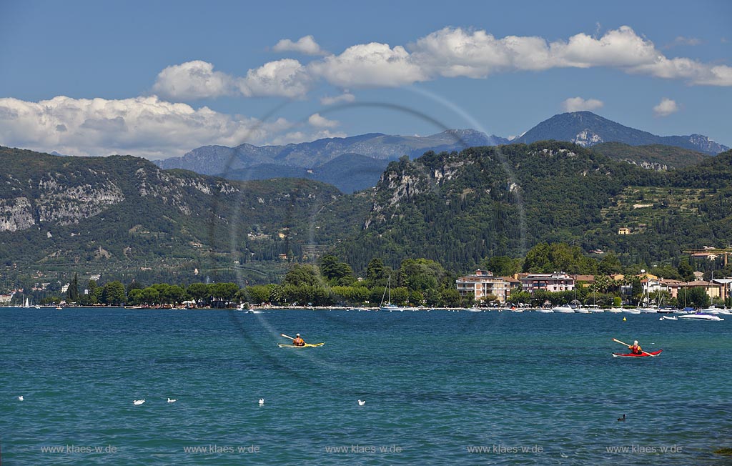 Bardoline Cisano, Blick ueber den Gardasee und Bardolino zum Bergmassiv, vorne Rocce di Garda dahinter der Monto Baldo; VBardolino Cisano view over lake Garda and Bardolint to the Rocce di Gara and mountain Monte Baldo rock mass.