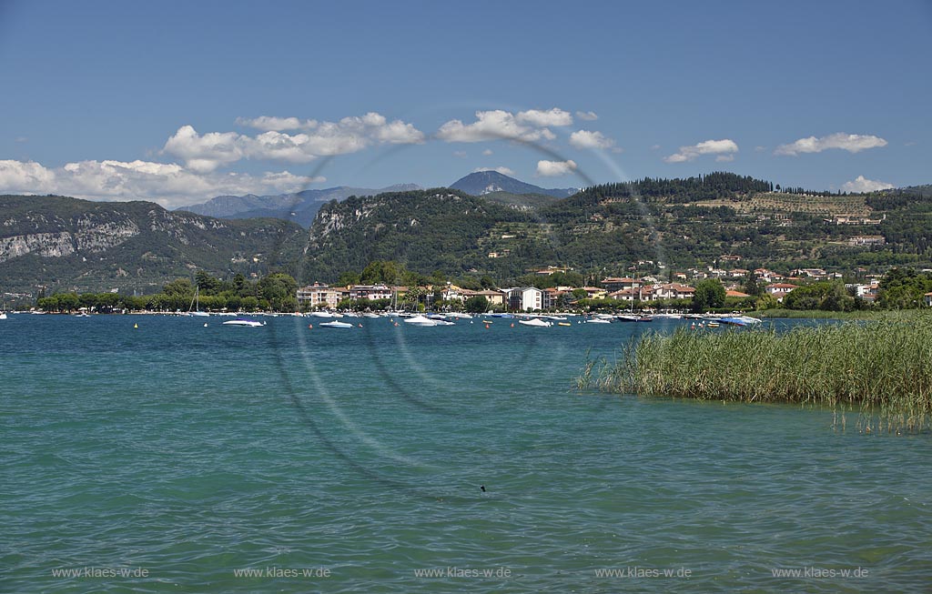 Bardoline Cisano, Blick ueber den Gardasee und Bardolino zum Bergmassiv, vorne Rocce di Garda dahinter der Monto Baldo; VBardolino Cisano view over lake Garda and Bardolint to the Rocce di Gara and mountain Monte Baldo rock mass.