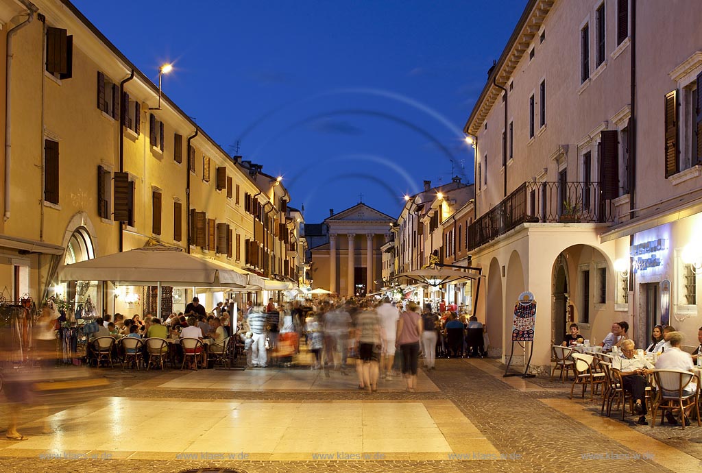 Bardolin der Platz Piazza Matteotti deren Abschliuss die Pfarrkirche bildet waehrend der bleauen Stunde; Bardolino plaze Piazza Matteotti, ending with the parish church during blue hour, Bardolino Piazza Matteotti, racchiusa dalla Parrocchiale