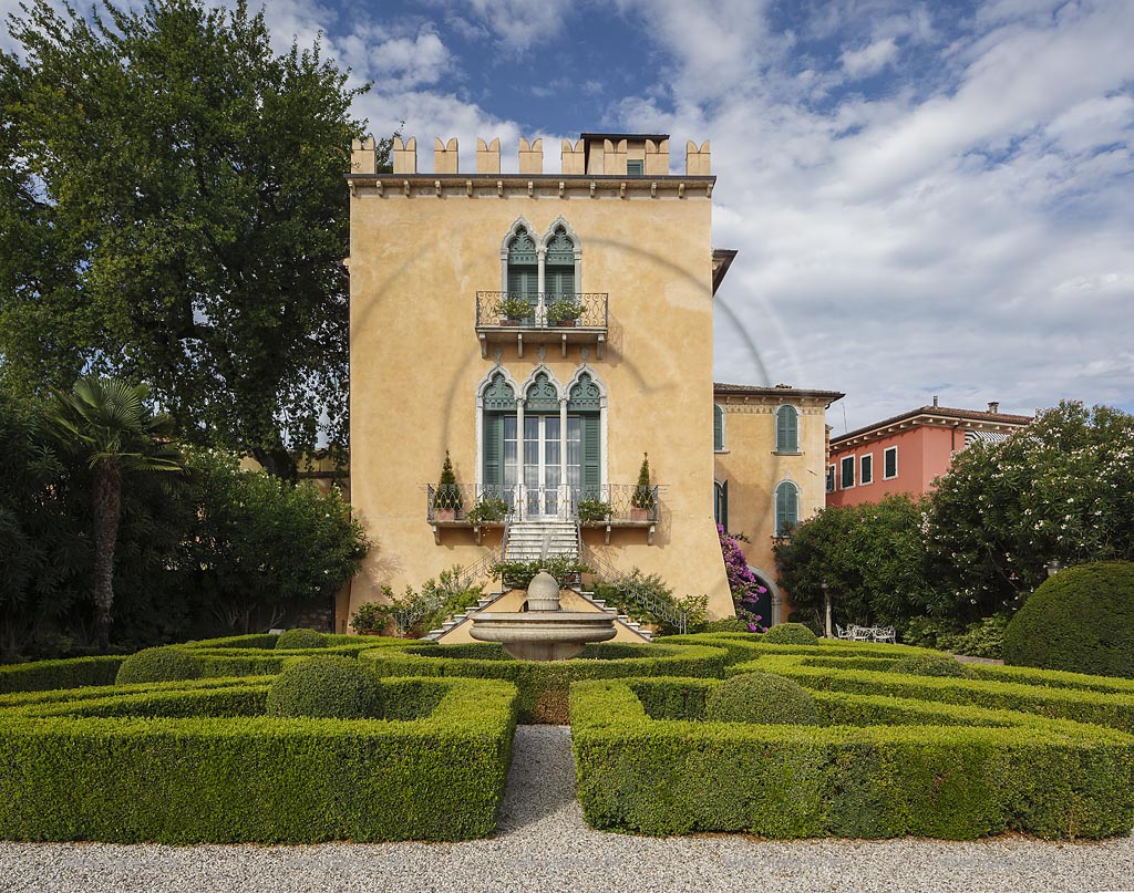 Bardolino, "Villa Delle Rose" mit Wolkenhimmel; Bardolino, "Villa Delle Rose" with clouded sky.