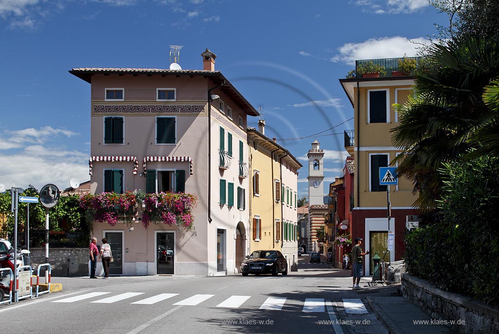Castelletto Di Brenzone, Blick von der Hauptstrasse mit Zebrastreifen auf bunte Haeuser und den Kirchturm; Castelletto Di Brenzone, view with old prettily pointed houses and steeple