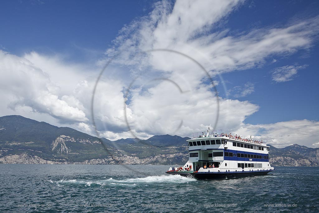 Castelletto Di Brenzone, Blick von der Hafenmole auf den Gardasse mit dem Faehrschiff Brescia mit 688 Plaetzen der Schiffahrtsgesellschaft Navigarda gegen das Bergmassiv des Westufers des Gardasees;  Castelletto Di Brenzone, view fom mole over lake Garda with passanger ferry, ferry ship Brescoa, against the rock mass of West Garda Riviera