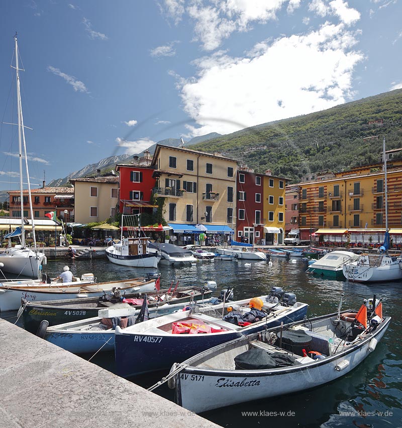 Castelletto Di Brenzone, Blick von der Hafenmole ueber Hafen mit Fischerbooten auf bunte Haeuser; Castelletto Di Brenzone, view from the mole over the port with fishing boats to old prettily pointed houses