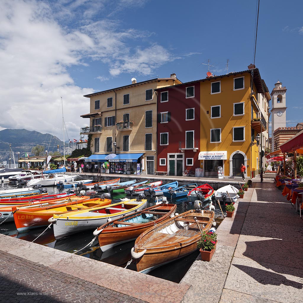 Castelletto Di Brenzone, Blick ueber Hafen mit bunten Fischerbooten auf bunte Haeuser; Castelletto Di Brenzone, view over port with old prettily pointed houses 