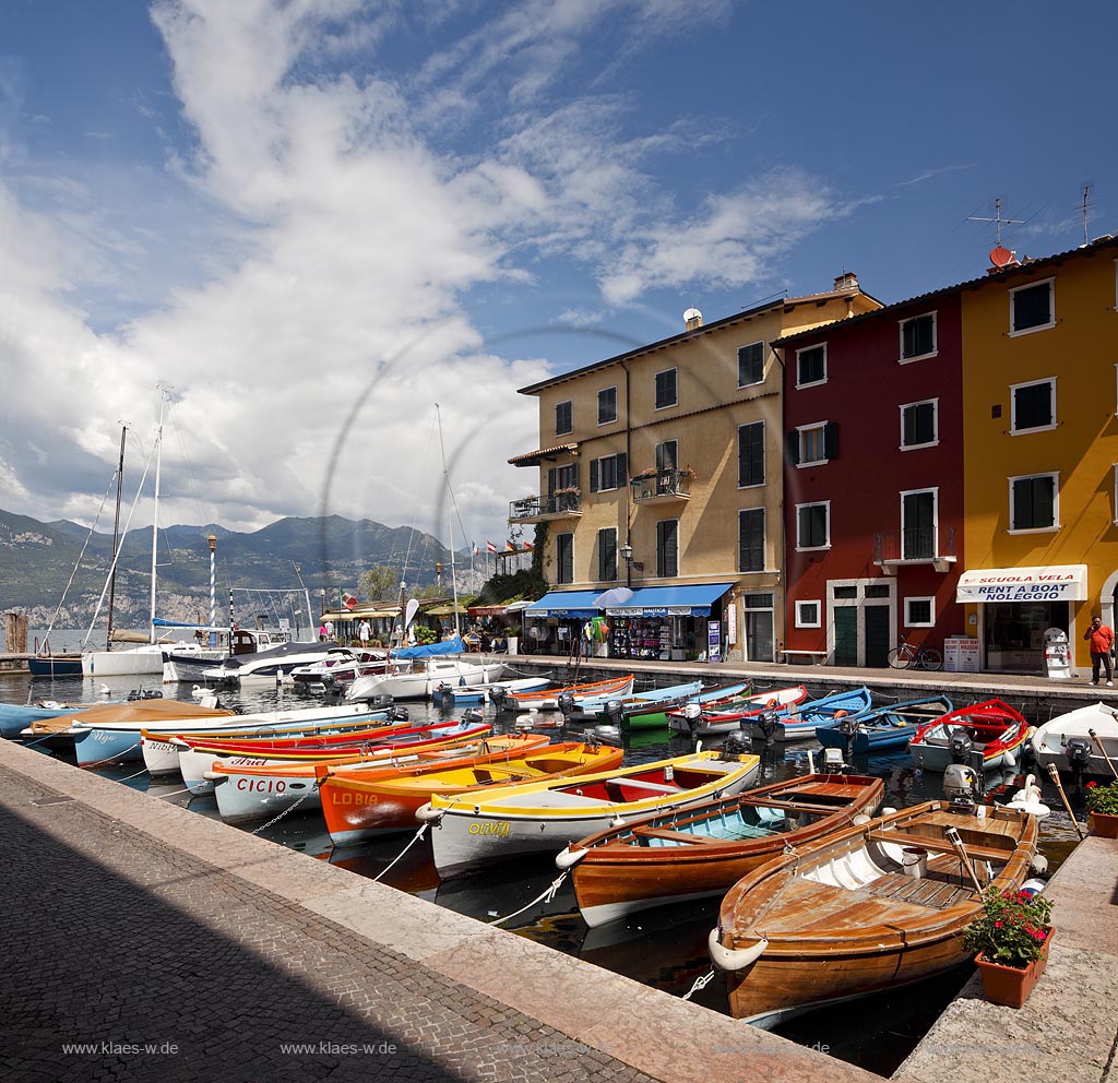 Castelletto Di Brenzone, Blick ueber Hafen mit bunten Fischerbooten auf bunte Haeuser; Castelletto Di Brenzone, view over port with old prettily pointed houses 