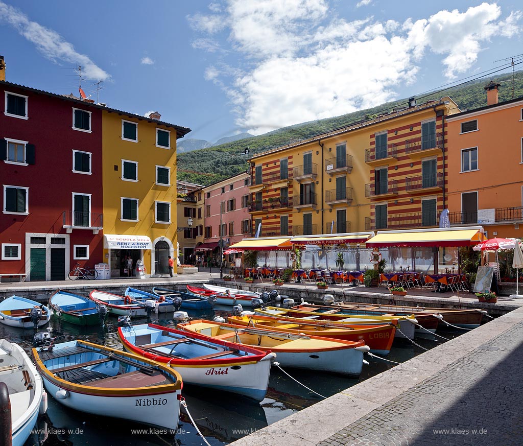 Castelletto Di Brenzone, Blick ueber Hafen mit bunten Fischerbooten auf bunte Haeuser; Castelletto Di Brenzone, view over port with old prettily pointed houses 