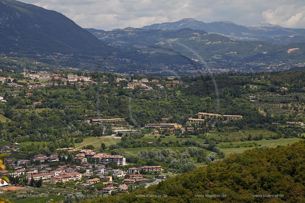 Garda Blick von Gipfel des Rocca di Garda auf Garda mit Hinterland und der Ferienanlage Poiano; Garda view from mountain Roccca di Garda to Garda with back-country
