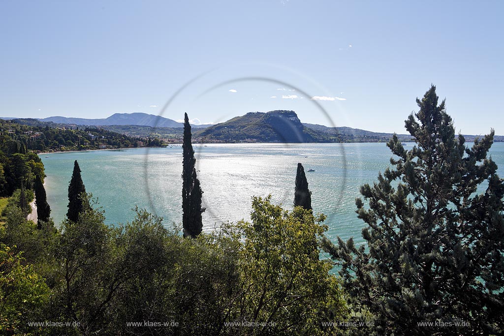 Garda Blick auf die Bucht von Garda mit dem Roccca di Garda im Gegenlicht mit Sonnenlich Reflexen auf der Wasseroberflche des Gardasees ; Garda view to the bay of Garda with mountain Rocca di Garda and refection freom sunlight on the water surface of Lake Garda