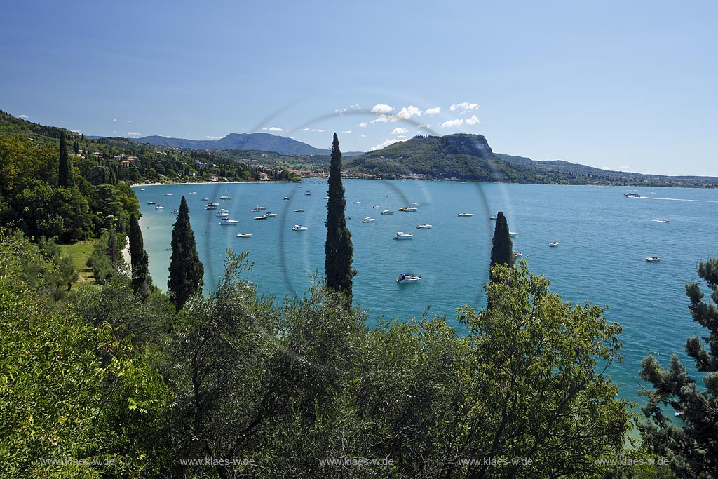 Garda Blick auf die Bucht von Garda mit dem Roccca di Garda; Garda view to the bay of Garda with mountain Rocca di Garda