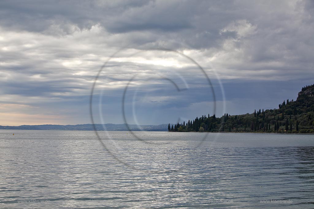 Garda Gardasee mit Wolkenstimmung, Sonnenstrahlen scheinen durch dichte Wolken, stimmungsvoll; Garda Lake Garda in atmospheric light, cloudy 
