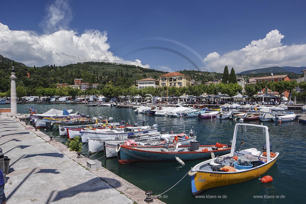 Garda, Hafen mit Booten; Garda, port with boats.