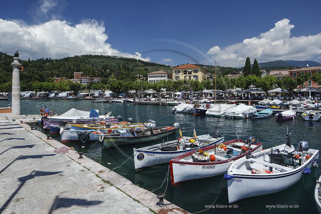 Garda, Hafen mit Booten; Garda, port with boats.