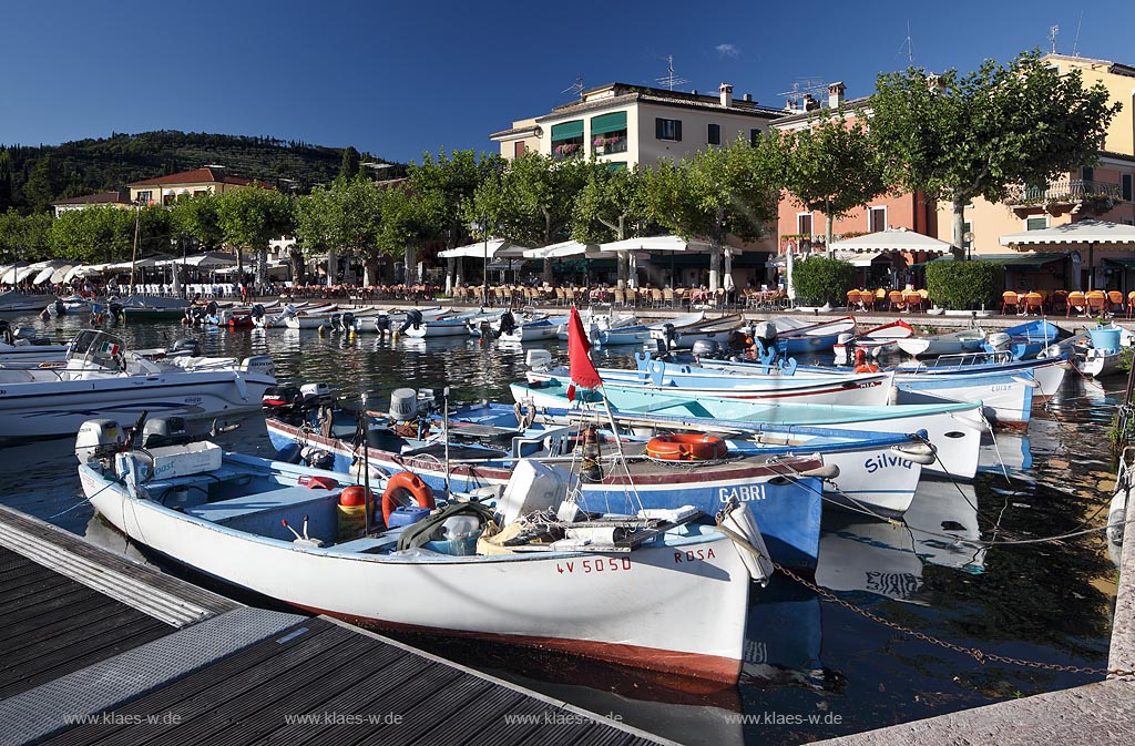 Garda Hafen mit Fischerbooten und dem Piazza Catullo im Hintergrund; Garda port with fishing boats and Piazza Catullo in backgound
