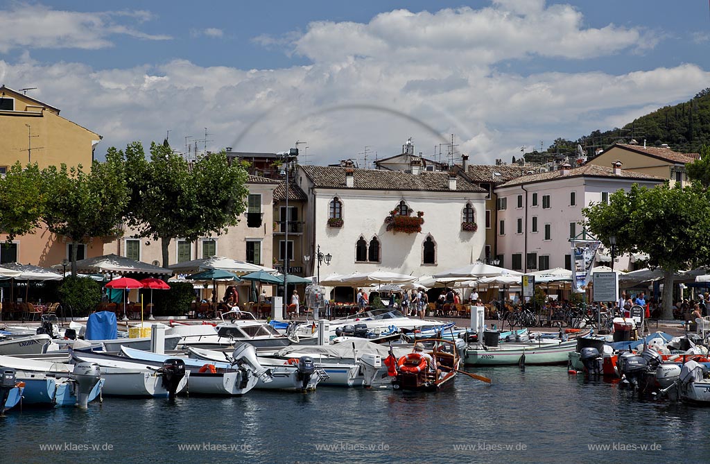 Garda; Blick ueber den Hafen mit Fischerbooten und dem Palazzo dei Capitani; Garda view over the port with fishing boats to the Palazzo dei Capitani; Garda il porticciolo, allietato da barche, con il Palazzo dei Capitani