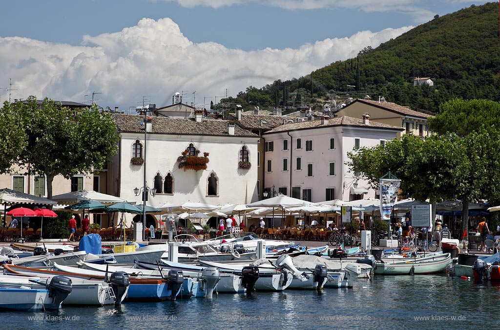 Garda; Blick ueber den Hafen mit Fischerbooten und dem Palazzo dei Capitani; Garda view over the port with fishing boats to the Palazzo dei Capitani; Garda il porticciolo, allietato da barche, con il Palazzo dei Capitani