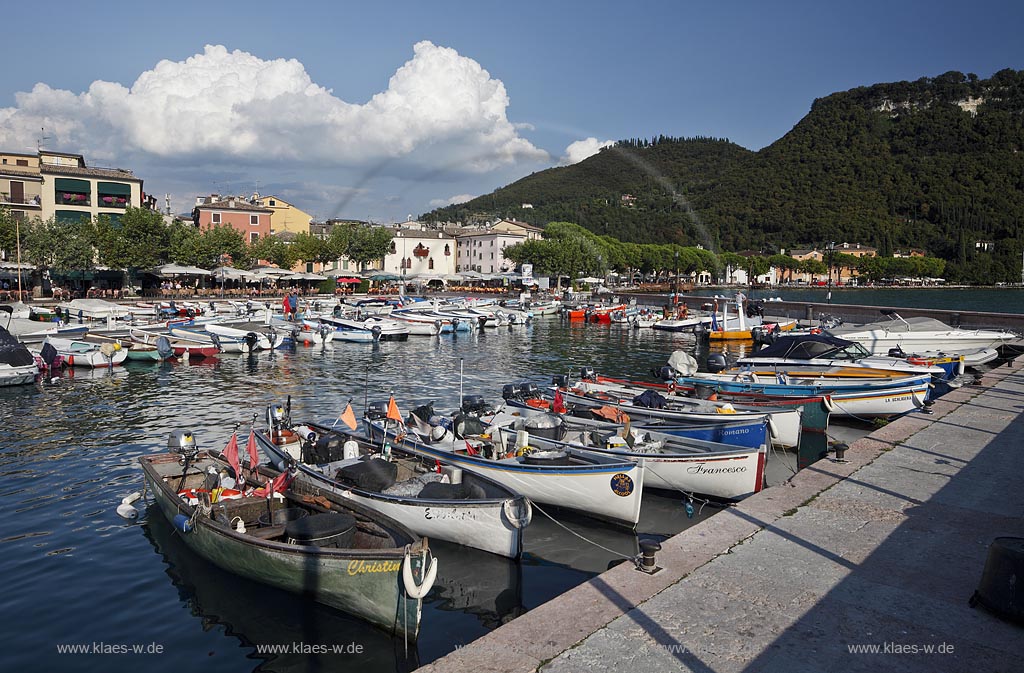 Garda; Blick ueber den Hafen mit Fischerbooten und dem Palazzo dei Capitani; Garda view over the port with fishing boats to the Palazzo dei Capitani; Garda il porticciolo, allietato da barche, con il Palazzo dei Capitani