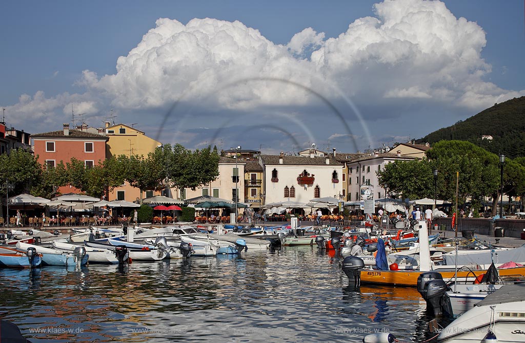 Garda; Blick ueber den Hafen mit Fischerbooten und dem Palazzo dei Capitani; Garda view over the port with fishing boats to the Palazzo dei Capitani; Garda il porticciolo, allietato da barche, con il Palazzo dei Capitani