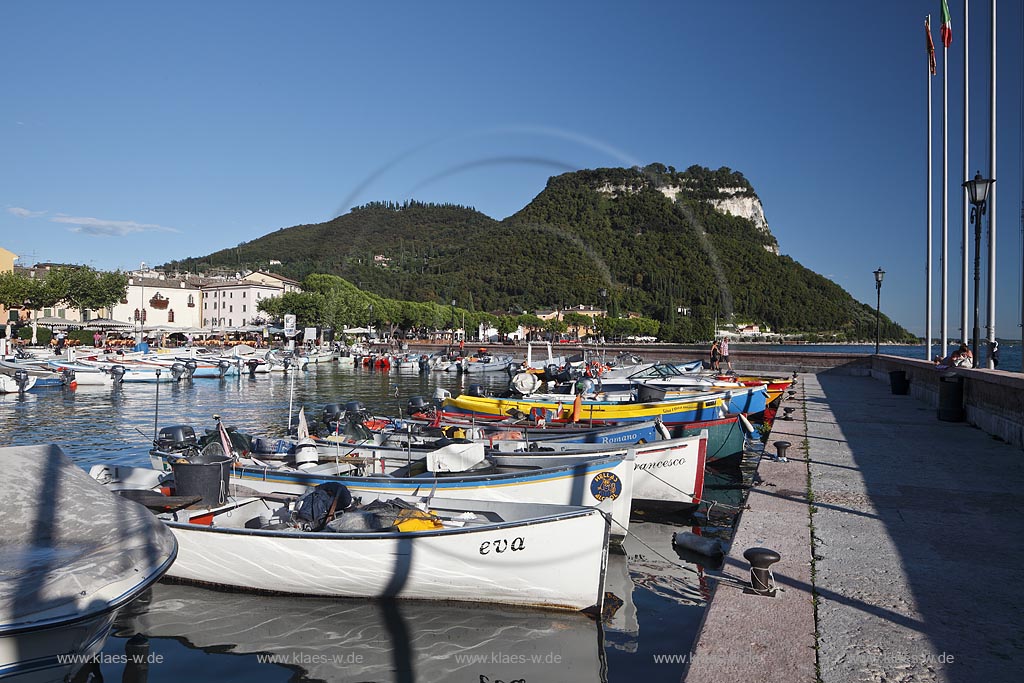Garda Blick von der Hafenmole ueber Hafen mit Fischerbooten,  Palazzo dei Capitani und Rocca di Garda im Hintergrund; Garda view from mole over port with fishing boats, Palazzo dei Capitani and mountain Rocca di Garda in backgound