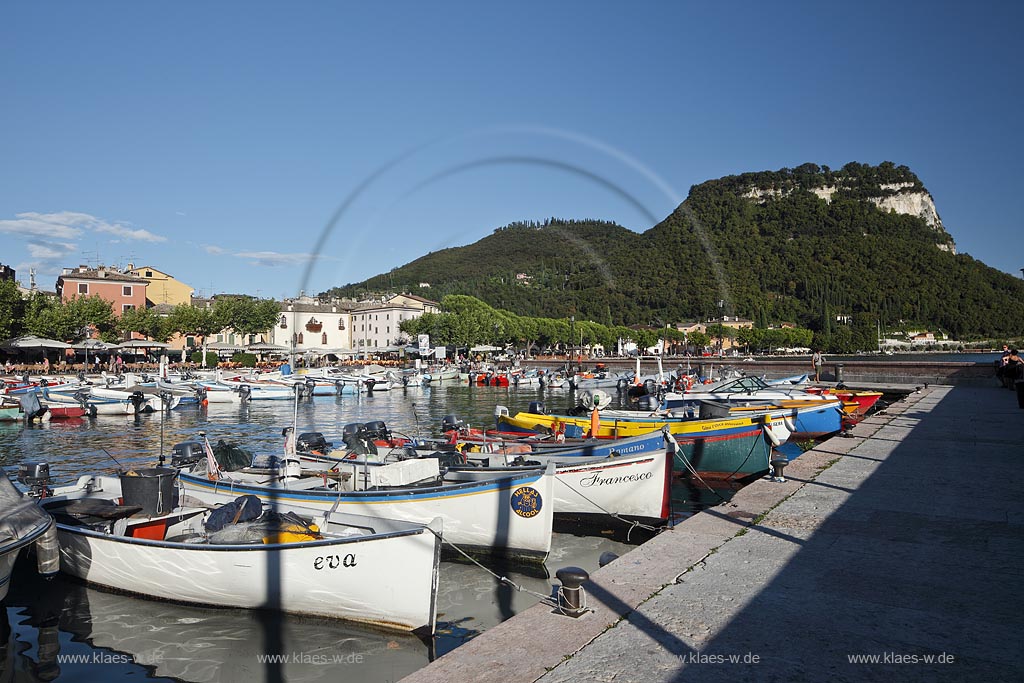 Garda Blick von der Hafenmole ueber Hafen mit Fischerbooten,  Palazzo dei Capitani und Rocca di Garda im Hintergrund; Garda view from mole over port with fishing boats, Palazzo dei Capitani and mountain Rocca di Garda in backgound