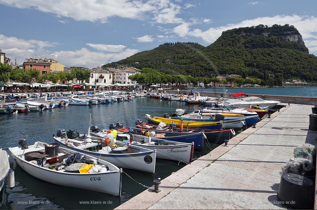 Garda Blick von der Hafenmole ueber Hafen mit Fischerbooten,  Palazzo dei Capitani und Rocca di Garda im Hintergrund; Garda view from mole over port with fishing boats, Palazzo dei Capitani and mountain Rocca di Garda in backgound