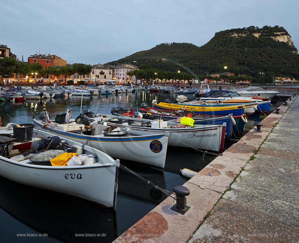 Garda Blick von der Hafenmole ueber Hafen mit Fischerbooten,  Palazzo dei Capitani und Rocca di Garda im Hintergrund; Garda view from mole over port with fishing boats, Palazzo dei Capitani and mountain Rocca di Garda in backgound