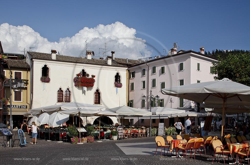 Garda der Palazzo dei Capitani mit Fahnen und Blumenschmuck; Garda the Palazzo dei Capiani 