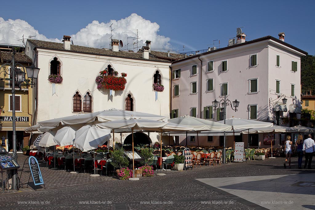 Garda der Palazzo dei Capitani mit Fahnen und Blumenschmuck; Garda the Palazzo dei Capiani 