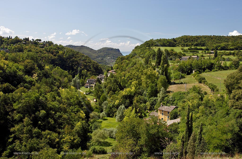 Garda Blick ueber das Tal der Muehlen in Sommerlandschaft mit dem Rocca di Garda und dem Gardasee im Hintergrund , Bildmitte; Garda view over valley of mills, landscape with mountain Rocca di Garda and Lake Garde in the middle of the background; Garda Val dei Mulini, Rocca di garda, Lago di garda