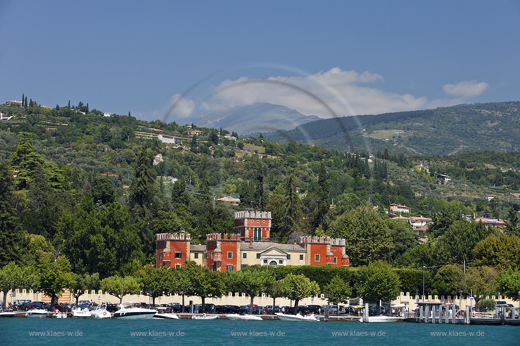 Garda, Blick vom Gardasee ueber Promenade zur Villa Albertini; Garda view vom lake garda over promenade to Villa Albertini